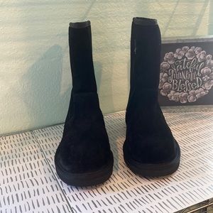 Women’s water resistant black UGG boots